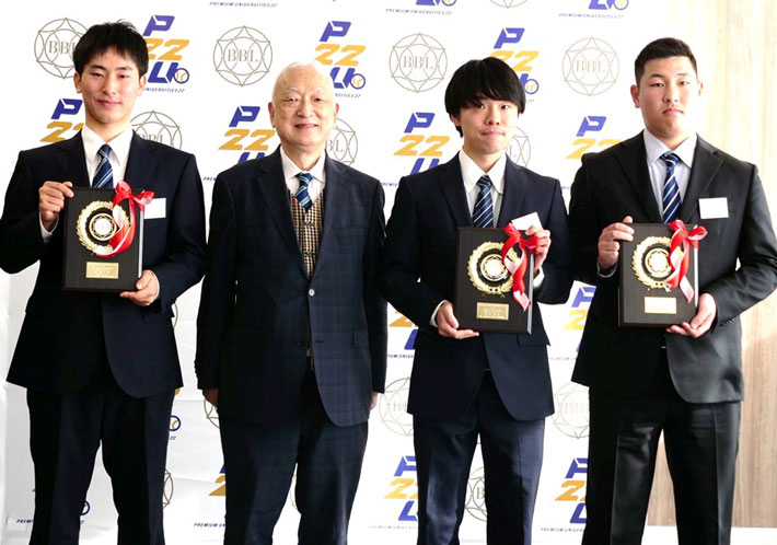 (from left) Cho, Tohto University Baseball League Chairman Masakatsu Oshima, Inagaki, Moriai
