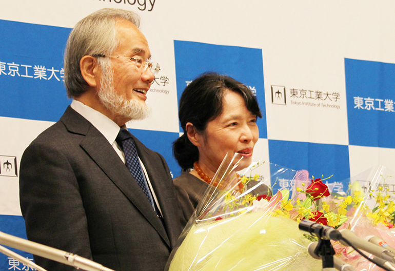 Ohsumi and his wife, Mariko, at the second press conference at Suzukakedai