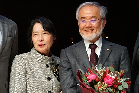 Ohsumi with his wife on stage after lecture