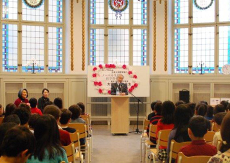 Ohsumi giving talk at Japanese school in Stockholm