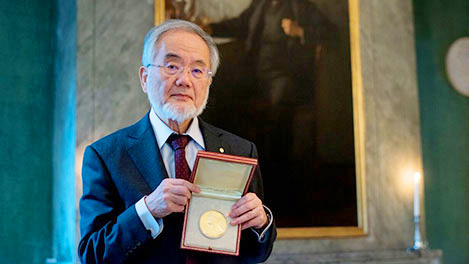 Ohsumi holding his medal at the Nobel Foundation © Nobel Media AB 2016. Photo: Alexander Mahmoud