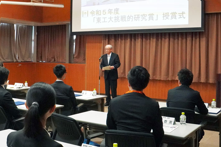 Honorary Professor Yasuharu Suematsu gave congratulatory remarks to winners.