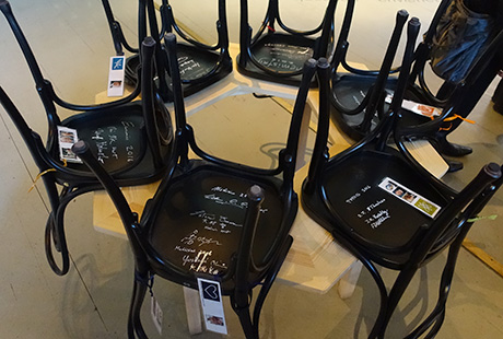 歴代のノーベル賞受賞者のサインが書かれた椅子が勢ぞろい