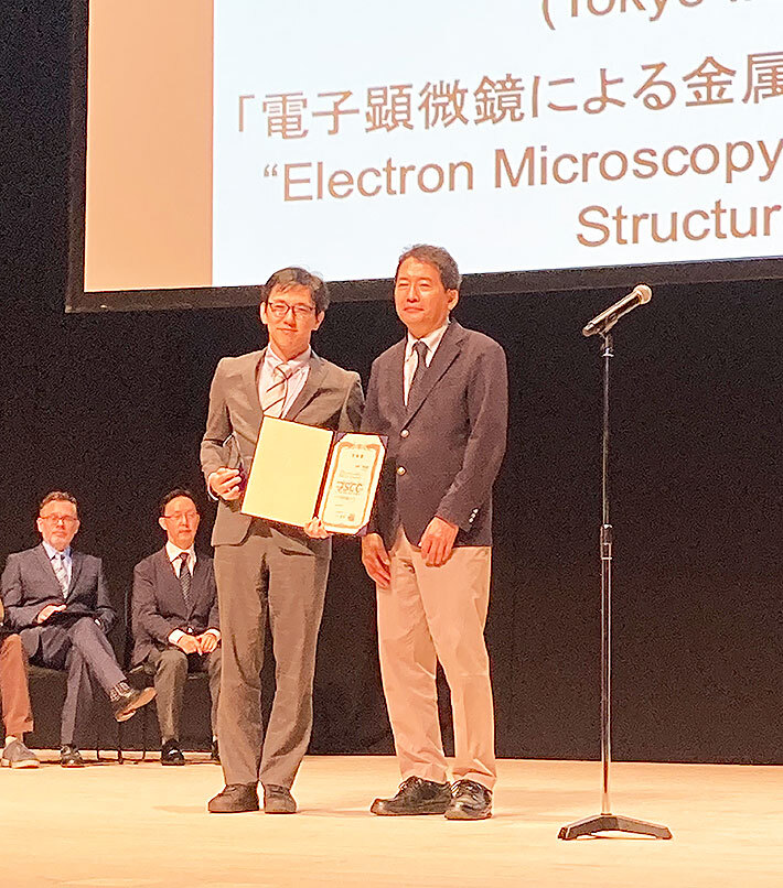 Commemorative photo at the award ceremony (Assoc. Prof. Takane Imaoka is on the left)