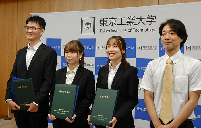 米倉和花奈さん（右から二番目）、コース主任 塚原教授（右端）