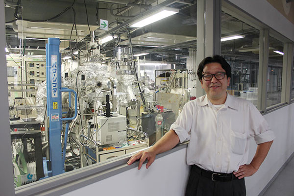 研究室の立派な設備と笑顔の山田先生