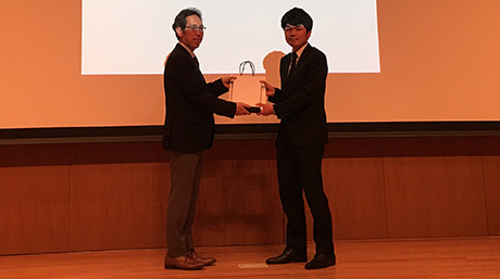 授賞式でのProgram Committee Chairの柴田聡さんと松浦賢太朗さん