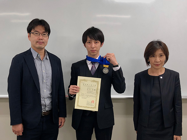 左：岩崎 孝之准教授、中央：鈴木 克さん、右：波多野 睦子教授
