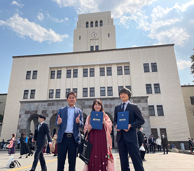 阪口先生（左）、瀧澤実優さん（中央：受賞者）、梶原健渡さん（左）研究生活を支えてくださった先生と同期の写真です。