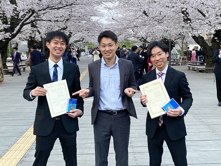 左：田中悠雅さん、中央：藤井勇介助教、右：峯岸宏典さん