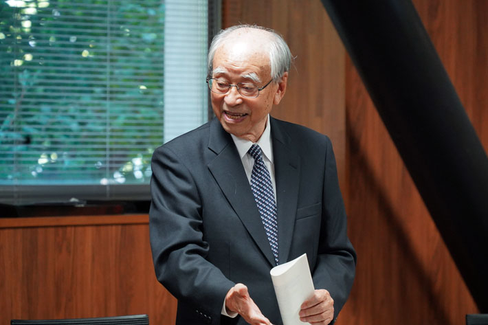 Honorary Professor Suematsu giving a congratulatory address