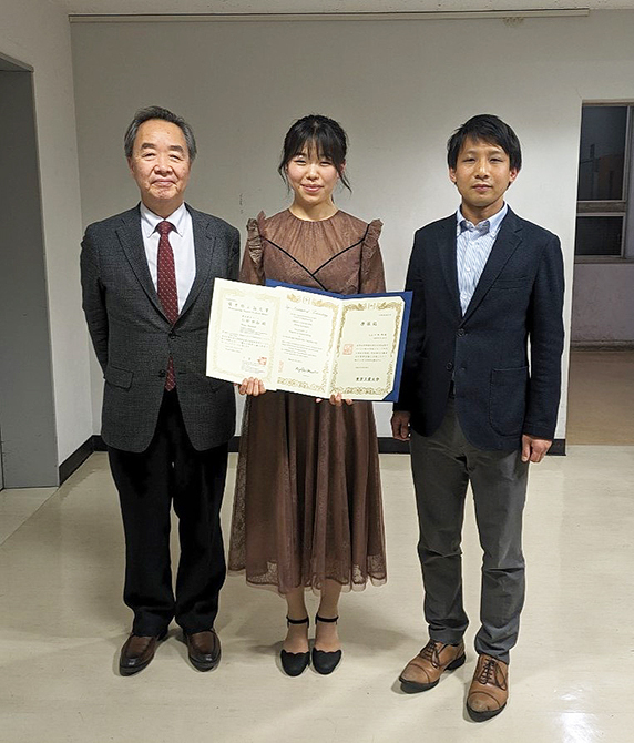 受賞後の写真（左から中川茂樹教授、仁田帆南さん、髙村陽太助教）
