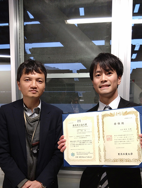 指導教員の萩原誠先生と神田 大毅さん（右）