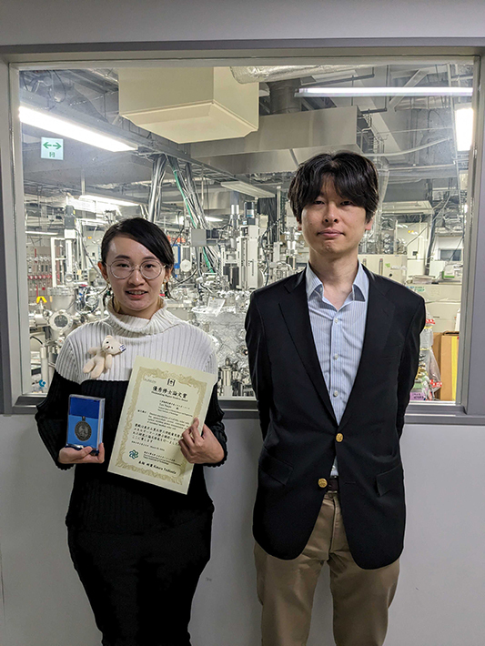 Photo of Prof. Miyajima (right) and TAN Yuejie (left)