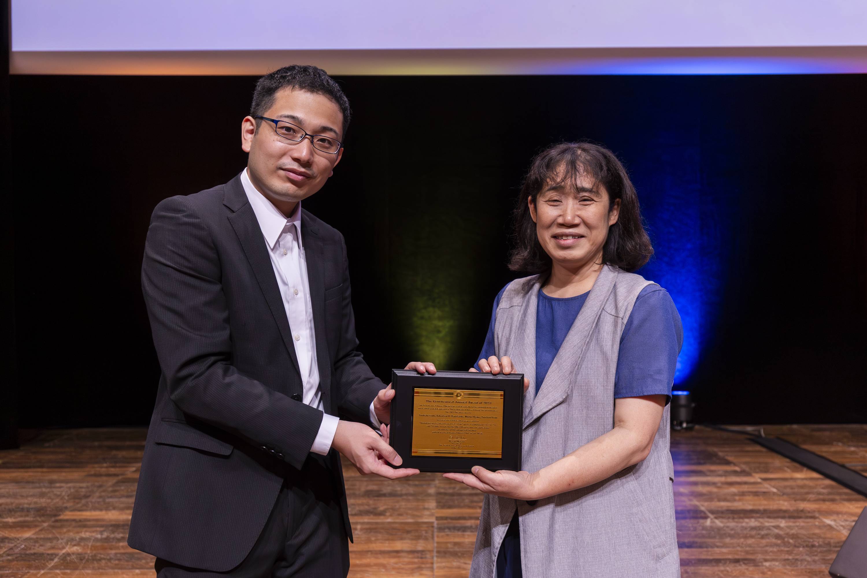 The award ceremony in Goldschmidt 2023. Left: Dr. Endo; right: Prof. Masayo Minami, President of the Geochemical Society of Japan. （The photo from the Goldschmidt office.）