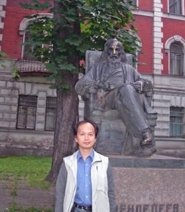 梶 雅範 元教授（サンクト・ペテルブルクのメンデレーエフ像前、2005年）