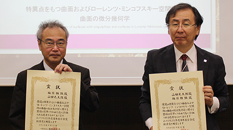 オンライン授賞式に参加した梅原雅顕教授（左）と山田光太郎教授