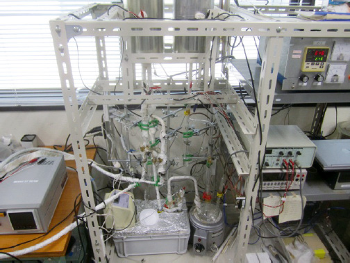 実験装置の一例：写真は水蒸気酸化試験装置の一部。実験装置はすべて手作り。この装置を用いて、様々な耐熱金属材料の水蒸気酸化試験を行う。