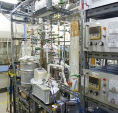 実験室の風景。ハンドメイドの実験装置。