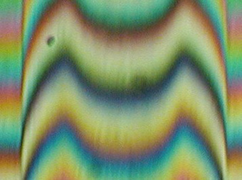 傾斜した屈折率分布を有する複合紡糸繊維の干渉顕微鏡像
