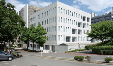 2015年3月に完成した元素戦略研究センター棟（S8棟、通称：元素キューブ）