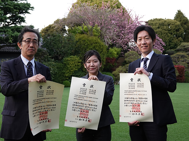 Professor H.Inoue(left),  Ms. M.HIGAKI(H29 Master's graduates center),  Associate Professor M.Sakaguchi(right)