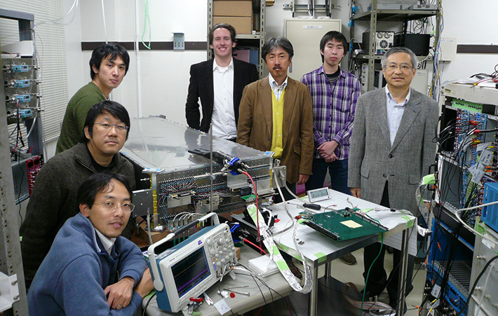 SeaQuestの日本人メンバー、東工大柴田研究室実験室でテストドリフト・チェンバーを囲んで