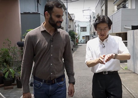 Osaragi (right) describing disaster prevention plans near Ookayama Campus