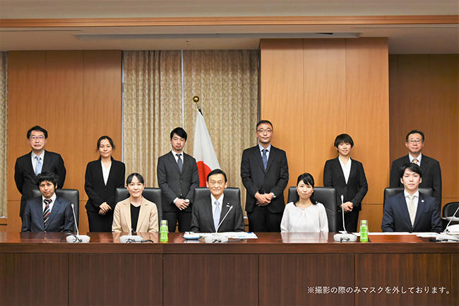 Commemorative photo with Minister Suematsu (Right end of front row: Assistant Prof. Wataru Umishio)