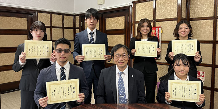 前列左から菖蒲谷さん、高田学院長、大河原さん　後列左から藤本さん、定さん、大友さん、藤崎さん