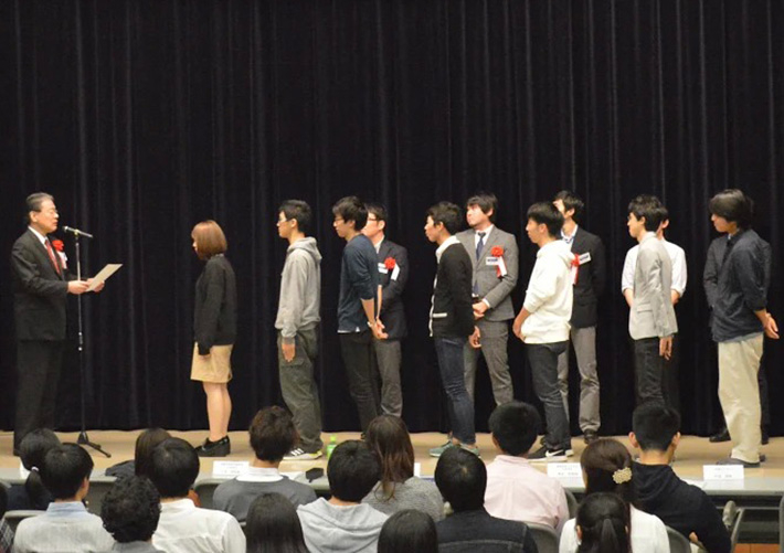 Winning group receiving certificate