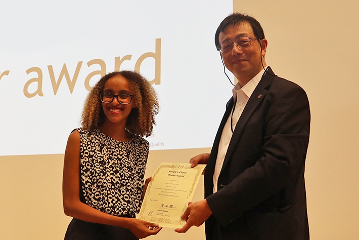 People's Choice Award winner Woldemichael (left) with Tokyo Tech Vice President for International Affairs Jun-ichi Takada