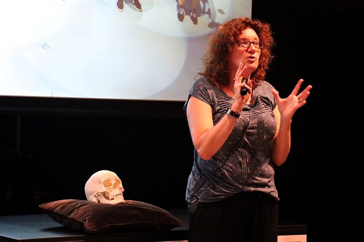 Prof. Turi King, 2019 Ri lecturer, with 3D print of Richard III’s skull