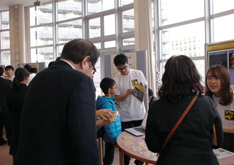 Showing and explaining slime molds to booth visitors