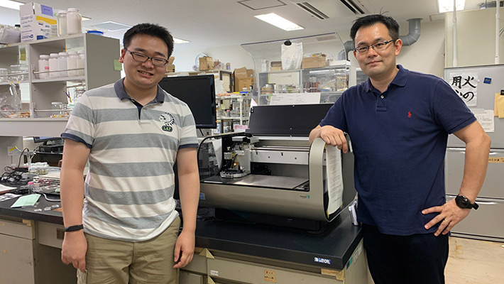 Masato Saito (left) and Associate Professor Toshinori Fujie (right)