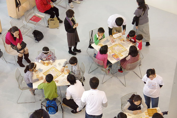 Children and parents gather at T-POT for Science Cafe