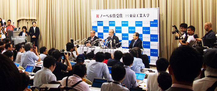 Ohsumi (center) answers question with President Mishima (left) and Executive Vice President for Research Ando (right)