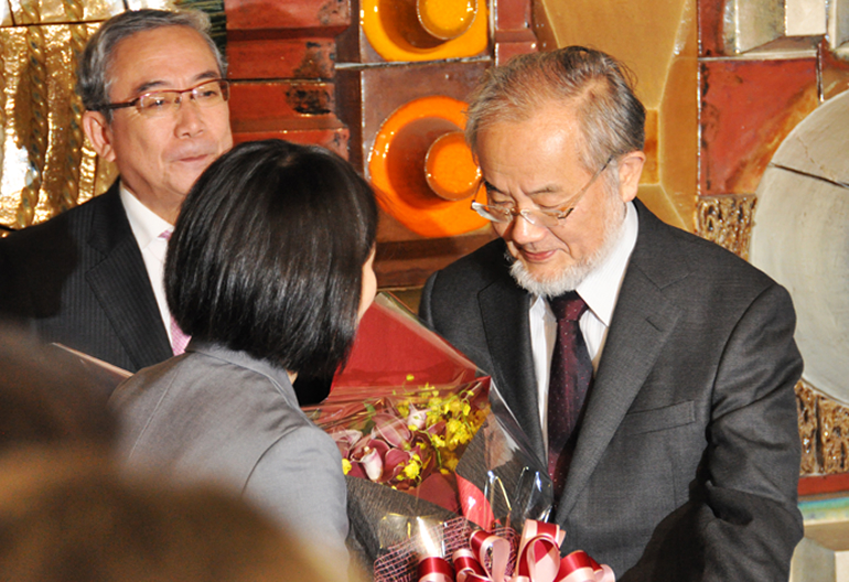 After traveling from Suzukakedai Campus to Ookayama Campus, Ohsumi receives flowers in celebration of the award of the 2016 Nobel Prize
