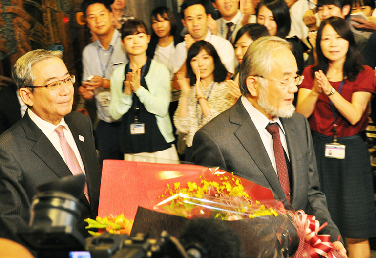 After traveling from Suzukakedai Campus to Ookayama Campus, Ohsumi receives flowers in celebration of the award of the 2016 Nobel Prize