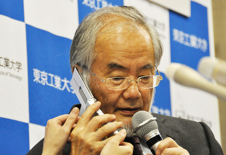 During the press conference, Ohsumi receives a congratulatory phone call from Prime Minister Shinzo Abe