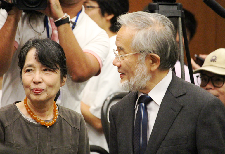 Ohsumi and his wife, Mariko, at the second press conference at Suzukakedai