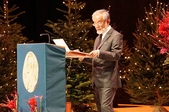 Ohsumi delivering his Nobel Lecture