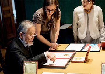Ohsumi being informed about his Nobel diploma © Nobel Media AB 2016. Photo: Alexander Mahmoud