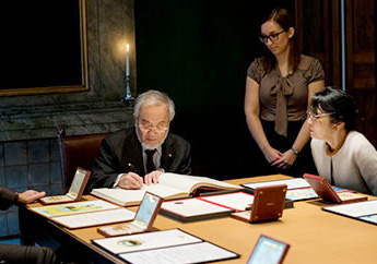 Ohsumi signing the Nobel Foundation's guest book that includes signatures of Nobel laureates since 1952 © Nobel Media AB 2016 Photo: Alexander Mahmoud
