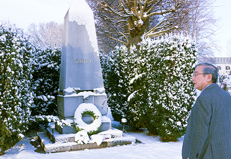 Mishima at Alfred Nobel's grave