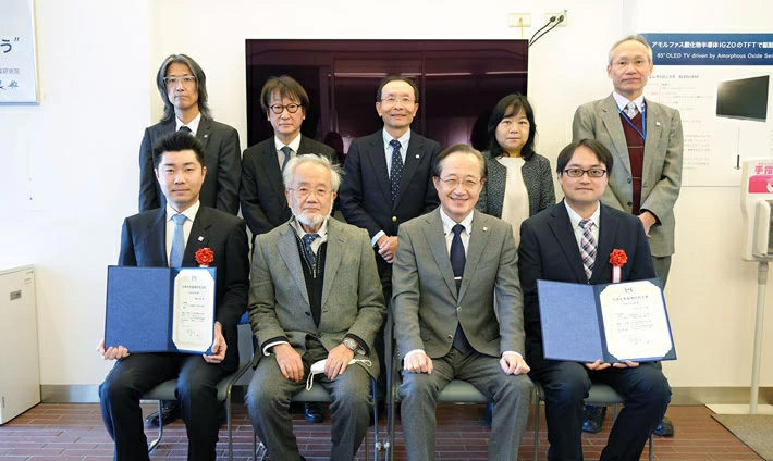 (Front row from left: Assistant Professor Hidehiro Ito, Honorary Professor Yoshinori Ohsumi, President Kazuya Masu, Assistant Professor Shinichi Nishihaya) (Back row from left: Director of Research Promotion Eiji Tamai, Vice President for Public Engagement Shigeru Hioki, Executive Vice President for Research Osamu Watanabe, Vice President for Research Development Kaoru Kuwata, Professor of Institute of Innovative Research Toru Hisabori) *All affiliations were accurate at the time of the event.