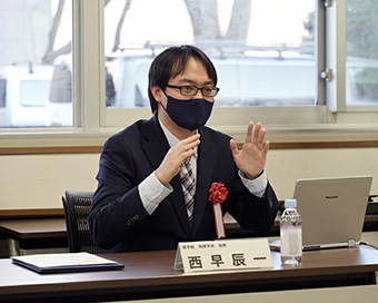 Assistant Professor Shinichi Nishihaya presenting his research