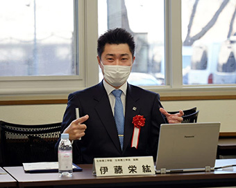 Assistant Professor Hidehiro Ito presenting his research