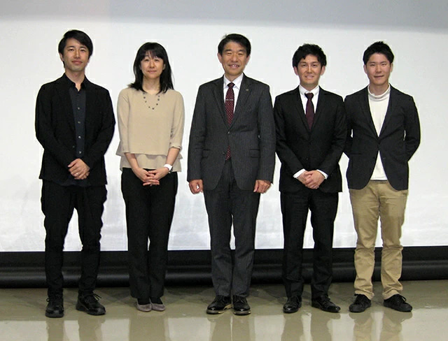 IIR Director Naoto Ohtake (center) with presenters: (from left) Assoc. Prof. Takumi Ohashi of School of Environment and Society, Asst. Prof. Tomoko Horie of IIR’s Cell Biology Center, Asst. Prof. Yohei Aikawa of IIR’s FIRST, Asst. Prof. Yasuhiko Orita of School of Materials and Chemical Technology