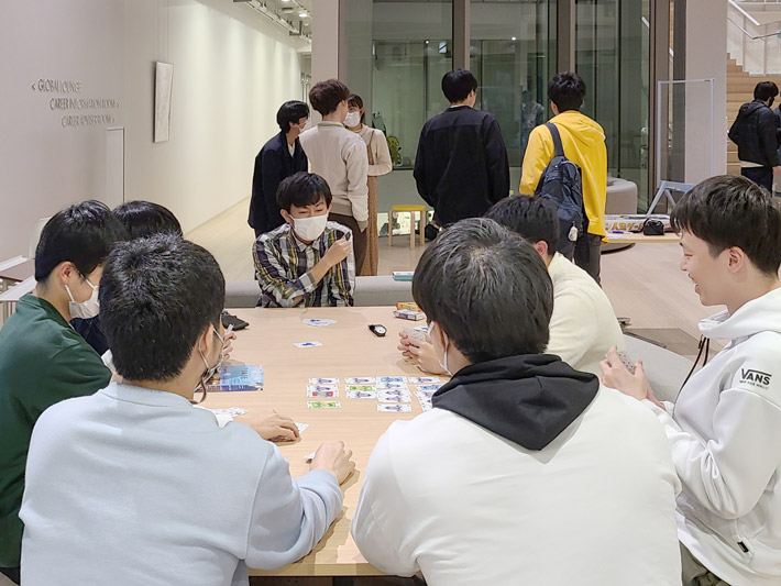 Visitors enjoying student exchange through games